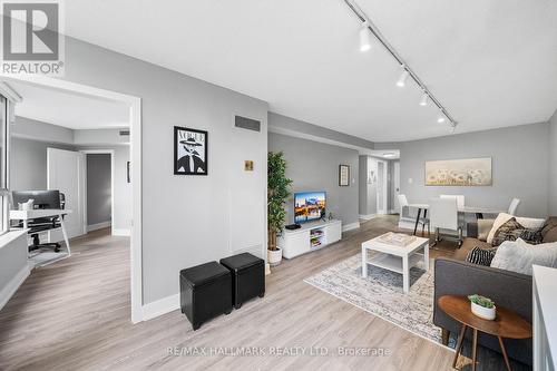 419 - 711 Bay Street, Toronto, ON - Indoor Photo Showing Living Room