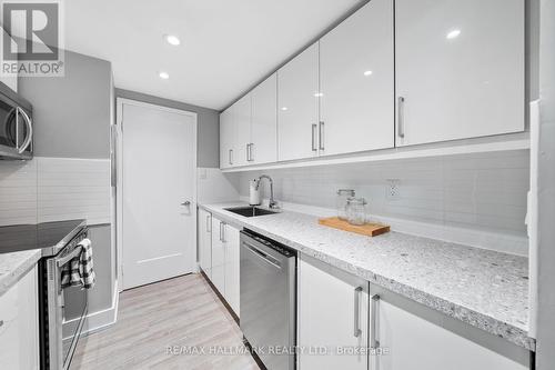419 - 711 Bay Street, Toronto, ON - Indoor Photo Showing Kitchen With Upgraded Kitchen
