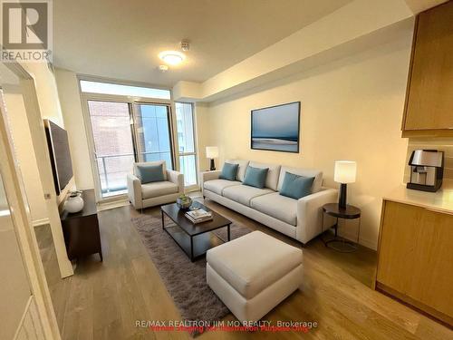 523 - 36 Forest Manor Road, Toronto, ON - Indoor Photo Showing Living Room