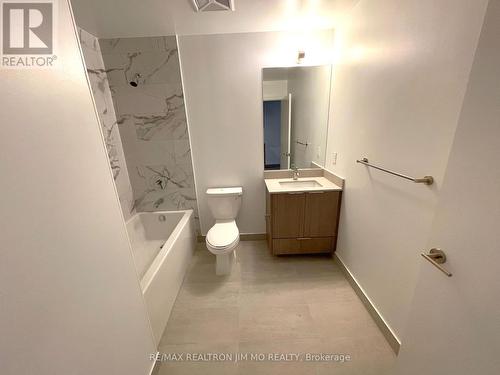 523 - 36 Forest Manor Road, Toronto, ON - Indoor Photo Showing Bathroom