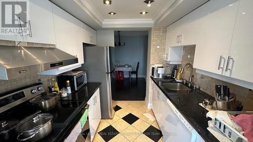 2407 - 550 Webb Drive, Mississauga, ON - Indoor Photo Showing Kitchen