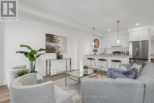 7481 Splendour Drive, Niagara Falls, ON - Indoor Photo Showing Living Room