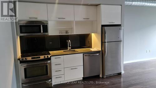 613 - 32 Trolley Crescent, Toronto, ON - Indoor Photo Showing Kitchen