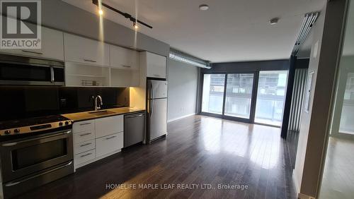 613 - 32 Trolley Crescent, Toronto, ON - Indoor Photo Showing Kitchen