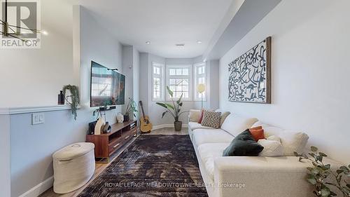 28 Pont Lane E, Toronto, ON - Indoor Photo Showing Living Room