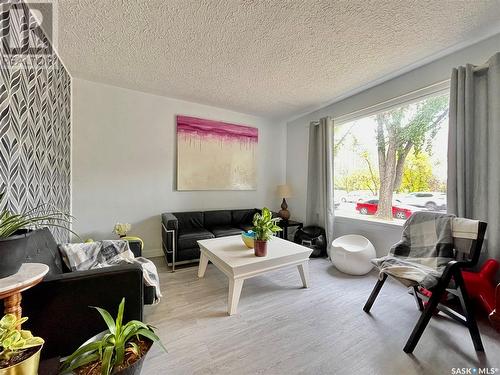 212 Cumberland Avenue S, Saskatoon, SK - Indoor Photo Showing Living Room