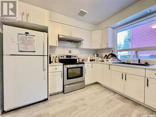 212 Cumberland Avenue S, Saskatoon, SK - Indoor Photo Showing Kitchen