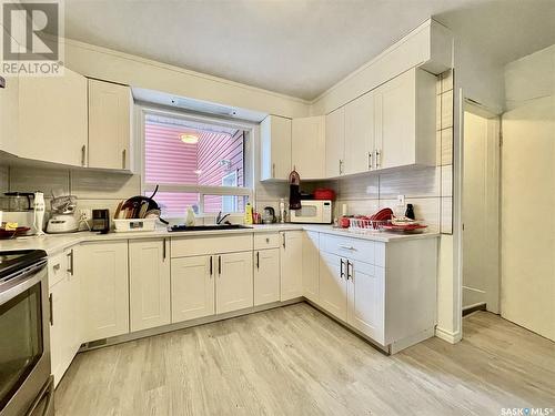 212 Cumberland Avenue S, Saskatoon, SK - Indoor Photo Showing Kitchen