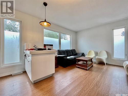 212 Cumberland Avenue S, Saskatoon, SK - Indoor Photo Showing Living Room