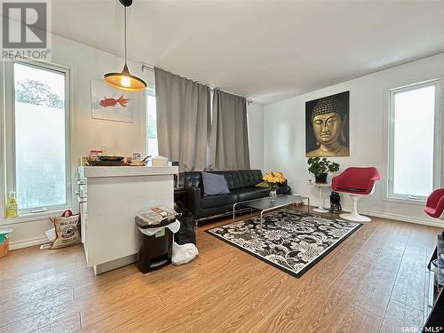 212 Cumberland Avenue S, Saskatoon, SK - Indoor Photo Showing Living Room