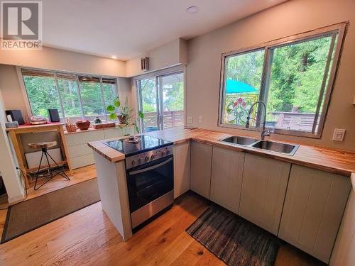 7418 Sturt Road, Powell River, BC - Indoor Photo Showing Kitchen With Double Sink