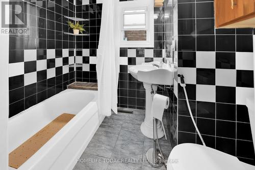 1529 Hall Avenue, Windsor, ON - Indoor Photo Showing Bathroom