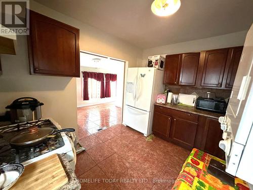 1529 Hall Avenue, Windsor, ON - Indoor Photo Showing Kitchen