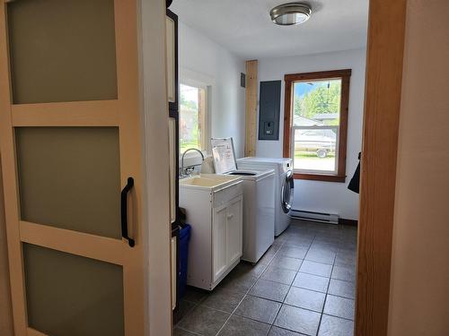 316 3Rd Avenue Nw, Nakusp, BC - Indoor Photo Showing Laundry Room