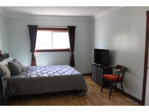 316 3Rd Avenue Nw, Nakusp, BC - Indoor Photo Showing Bedroom