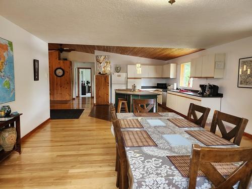 316 3Rd Avenue Nw, Nakusp, BC - Indoor Photo Showing Dining Room