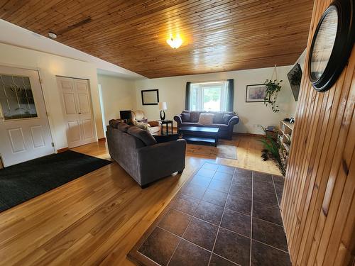 316 3Rd Avenue Nw, Nakusp, BC - Indoor Photo Showing Living Room