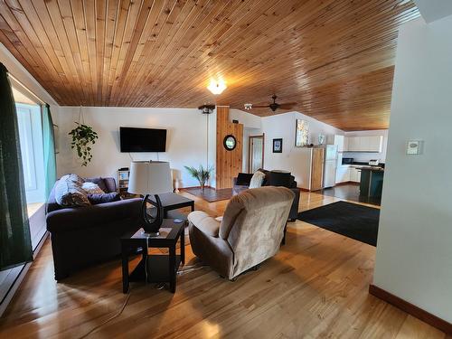 316 3Rd Avenue Nw, Nakusp, BC - Indoor