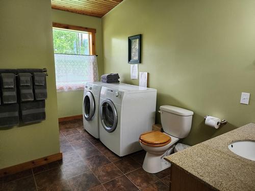 316 3Rd Avenue Nw, Nakusp, BC - Indoor Photo Showing Laundry Room