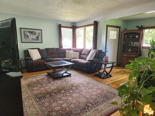 316 3Rd Avenue Nw, Nakusp, BC - Indoor Photo Showing Living Room