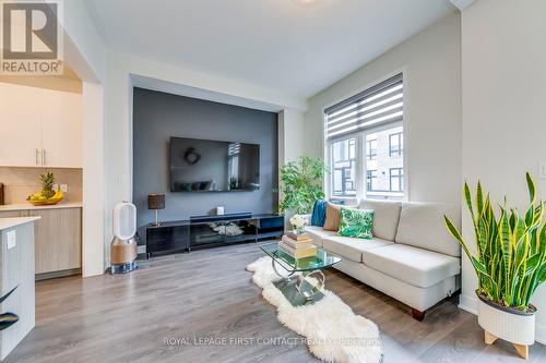 16 Gerussi Street, Vaughan (Vellore Village), ON - Indoor Photo Showing Living Room