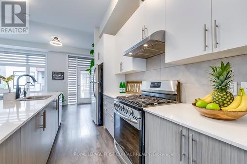 16 Gerussi Street, Vaughan (Vellore Village), ON - Indoor Photo Showing Kitchen With Upgraded Kitchen