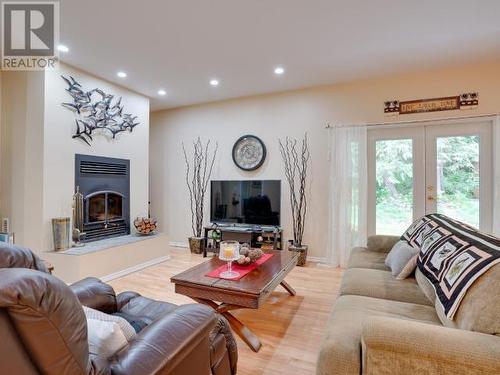 3067 Southill Road, Powell River, BC - Indoor Photo Showing Living Room
