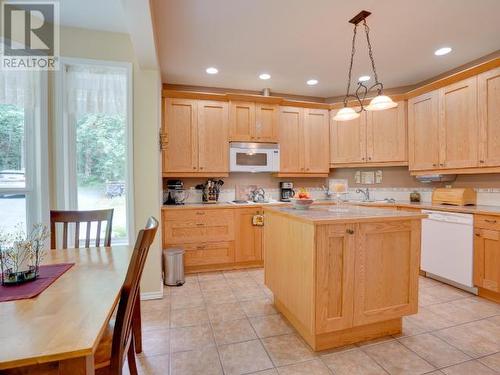 3067 Southill Road, Powell River, BC - Indoor Photo Showing Kitchen