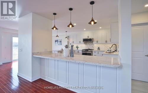 7497 County Rd 91, Clearview (Stayner), ON - Indoor Photo Showing Kitchen With Upgraded Kitchen