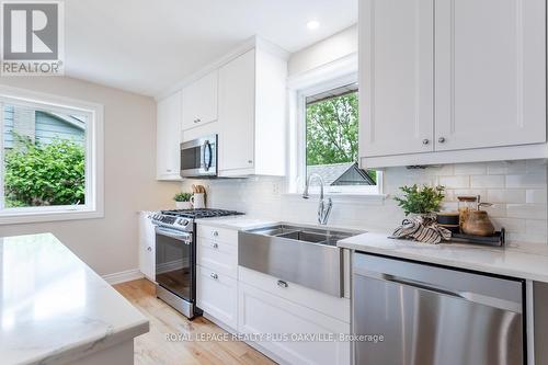 583 Taplow Crescent, Oakville, ON - Indoor Photo Showing Kitchen With Double Sink With Upgraded Kitchen