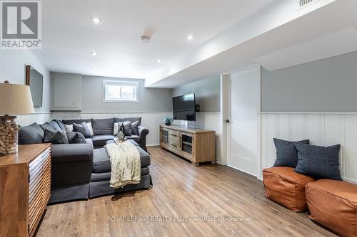 583 Taplow Crescent, Oakville, ON - Indoor Photo Showing Living Room