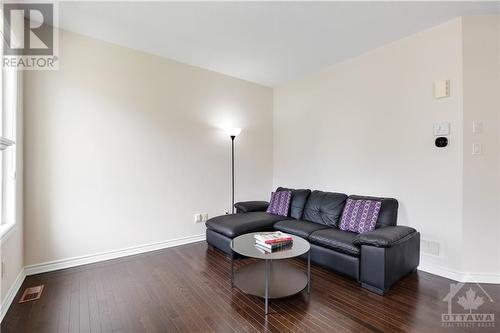 321 Meadowbreeze Drive, Ottawa, ON - Indoor Photo Showing Living Room