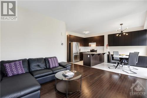 321 Meadowbreeze Drive, Ottawa, ON - Indoor Photo Showing Living Room