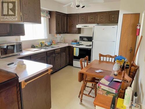 4010 Selkirk Ave, Powell River, BC - Indoor Photo Showing Kitchen With Double Sink