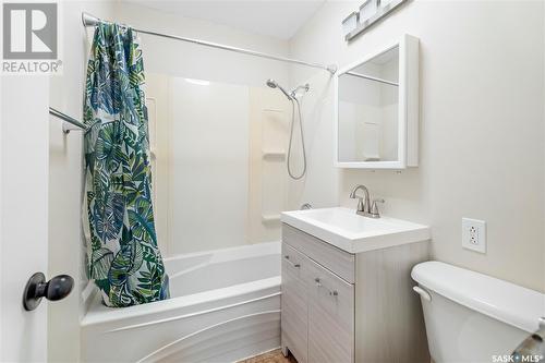 2048 Argyle Street, Regina, SK - Indoor Photo Showing Bathroom