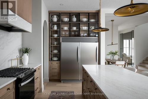 2160 Linkway Boulevard, London, ON - Indoor Photo Showing Kitchen With Upgraded Kitchen