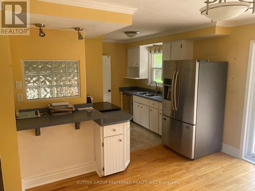 366 Malcolm Street, London, ON - Indoor Photo Showing Kitchen With Double Sink