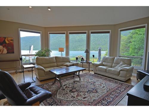 2864 Lower Six Mile Road, Nelson, BC - Indoor Photo Showing Living Room