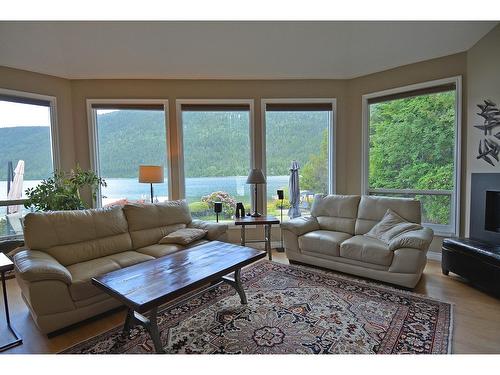 2864 Lower Six Mile Road, Nelson, BC - Indoor Photo Showing Living Room