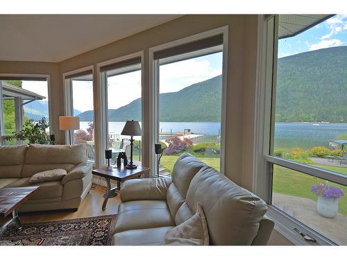 2864 Lower Six Mile Road, Nelson, BC - Indoor Photo Showing Living Room