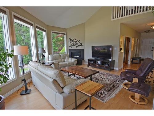 2864 Lower Six Mile Road, Nelson, BC - Indoor Photo Showing Living Room With Fireplace