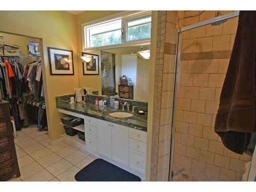 2864 Lower Six Mile Road, Nelson, BC - Indoor Photo Showing Bathroom