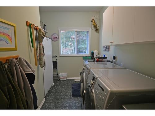 2864 Lower Six Mile Road, Nelson, BC - Indoor Photo Showing Laundry Room