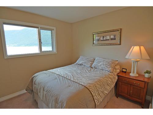 2864 Lower Six Mile Road, Nelson, BC - Indoor Photo Showing Bedroom