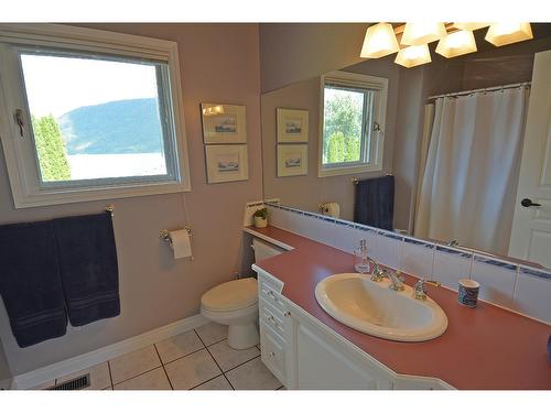 2864 Lower Six Mile Road, Nelson, BC - Indoor Photo Showing Bathroom