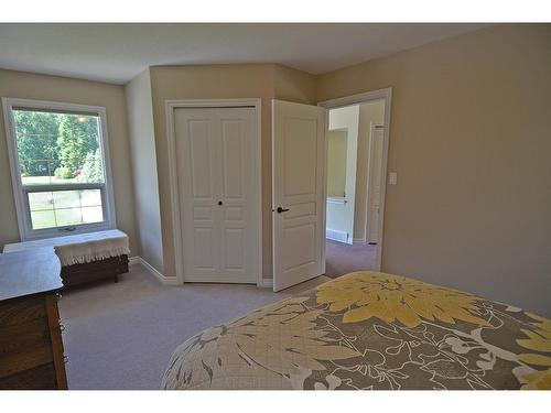 2864 Lower Six Mile Road, Nelson, BC - Indoor Photo Showing Bedroom