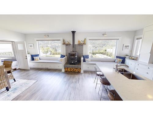 1403 Front Street, Nelson, BC - Indoor Photo Showing Living Room