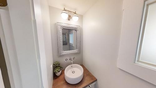 1403 Front Street, Nelson, BC - Indoor Photo Showing Bathroom
