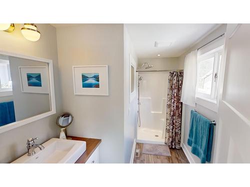 1403 Front Street, Nelson, BC - Indoor Photo Showing Bathroom