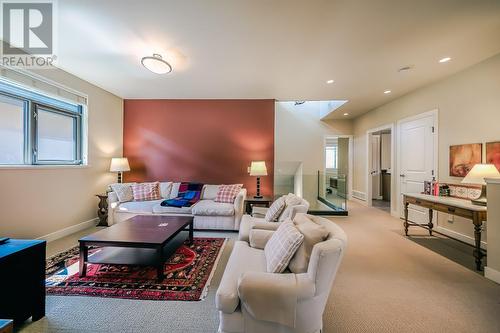 570 Sarsons Road Unit# 8, Kelowna, BC - Indoor Photo Showing Living Room